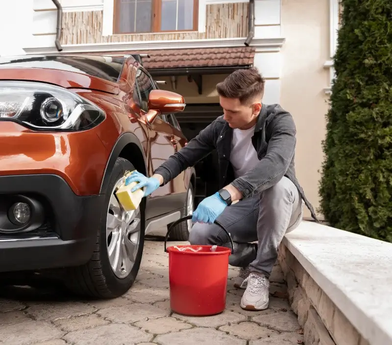 Lavage auto à domicile Pruines : professionnel intervenant sur un véhicule